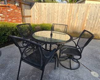 round patio table with 4 chairs