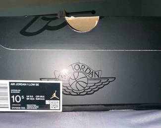 Men’s Jordan’s 1 Low SE Size 10.5