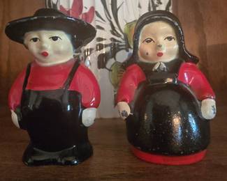Amish couple salt & pepper shakers