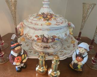 Hand- painted soup tureen labeled "Italy". Perfect colors for the coming fall holidays!
