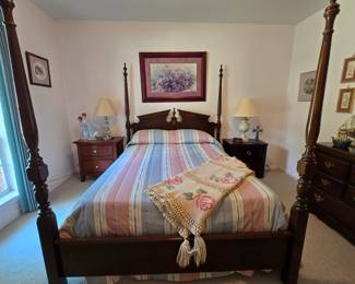 4-poster bed includes mattress and box spring