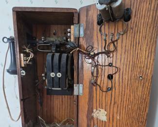 antique crank phone