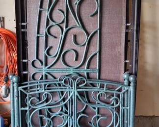 Metal Frame Day Bed, W/Trundle (No  Matresses)