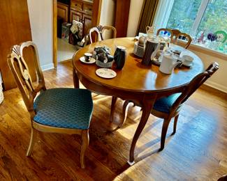 DINING ROOM SET + 2 LEAFS