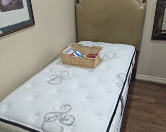 Twin bed, love that headboard!