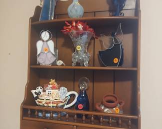 Small display shle with knick knacks