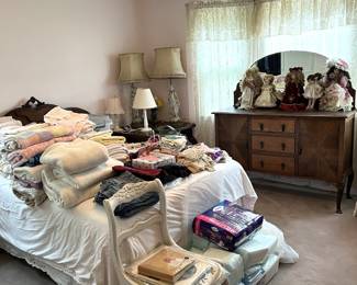 This is a better overview of the second bedroom, where you'll find a good collection of bedding.