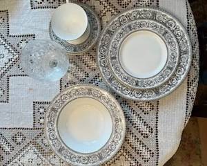 In fact, here is a better view of this dishware set.