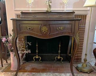 A close-up picture of the secretary's desk is shown here.