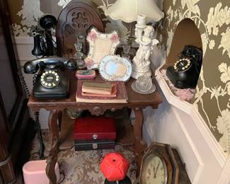 There are a couple of vintage-looking pushbutton phones, as well as the older handset phone, and a vintage-style mantel radio.