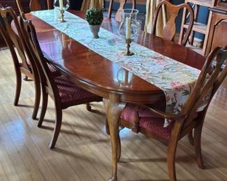 Traditional Mahogany Dining Table and Chairs Set