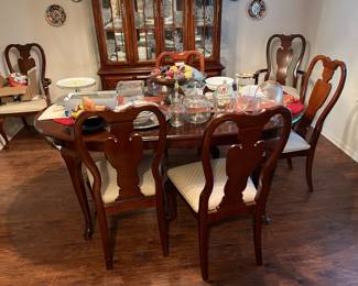 Large dinning tubes with 6 chairs 