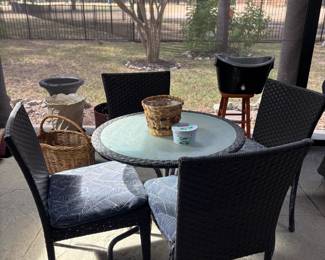 Outside round table with chairs