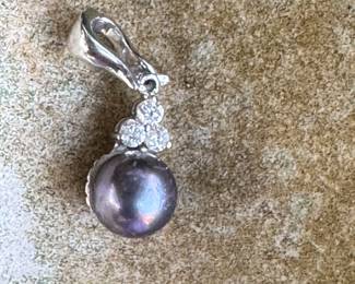 #J70- $230 - 18kt white gold black pearl pendant - 1.6 grams. 1.6 gr.