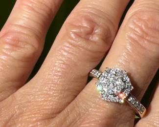 #J20 -$490 - Size 8 - 1 ctw cluster ring on 14kt white gold. 3.08 gr