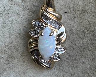 #J30 - $400 - 14kt yellow gold chain & pendant with opal with chain, 3.4 gr.
