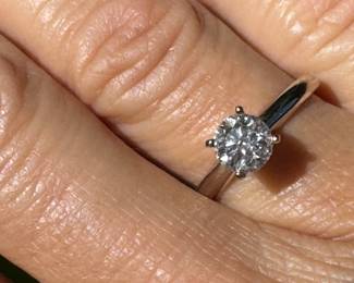 #J18 - size 6 3/4 - 0.81 ctw round diamond on 14kt white gold. 5.7mm. I1 to I2 clarity - H color - 2.5gr.