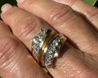 J16 -$900 -  size 8 1/4 - 14kt yellow gold ring cluster diamonds 1ctw, 7.2 gr.