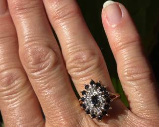 J10- $380 - Size 6 1/2 - 10kt yellow gold ring with sapphires & diam. 4.1 gr