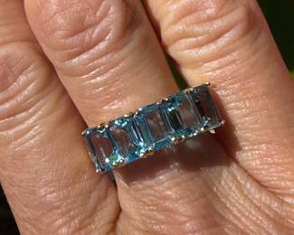 J1- $285 - Size 9 - Blue topaz ring 10kt gold. 3.3gr