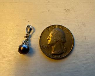 #J70- $230 - 18kt white gold black pearl pendant - 1.6 grams. 1.6 gr.
