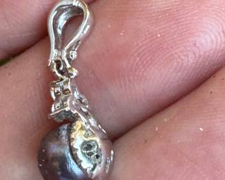 #J70- $230 - 18kt white gold black pearl pendant - 1.6 grams. 1.6 gr.
