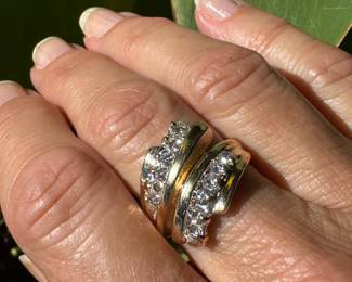 J16 -$900 -  size 8 1/4 - 14kt yellow gold ring cluster diamonds 1ctw, 7.2 gr.