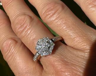 #J20 -$490 - Size 8 - 1 ctw cluster ring on 14kt white gold. 3.08 gr