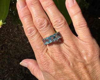 J1- $285 - Size 9 Blue topaz ring 10kt gold. 3.3gr