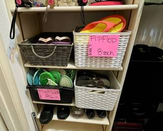 lots of flip flops size 7