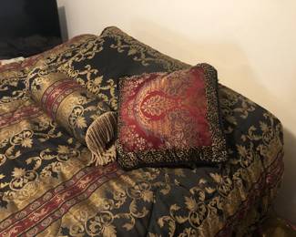 Comforter Set for Sell. Bed not foe Sale!