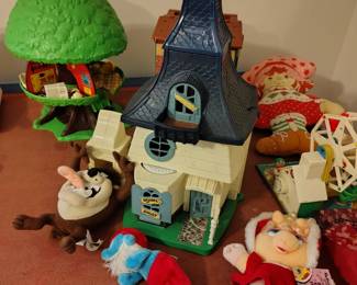 Weebles spooky haunted house and other vintage toys.