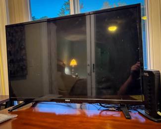 RCA RLDEDV3289 32" LED FHD TV/DVD Combo
