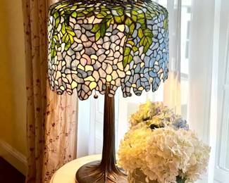 Tiffany Style Wisteria Table Lamp
