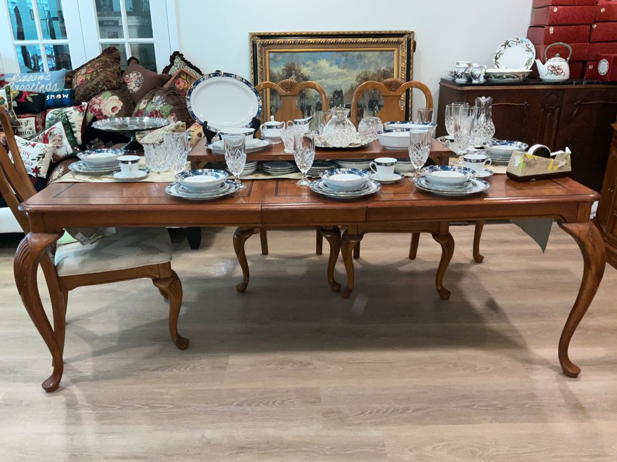 Beautiful dining room table. Seats 4 or 8