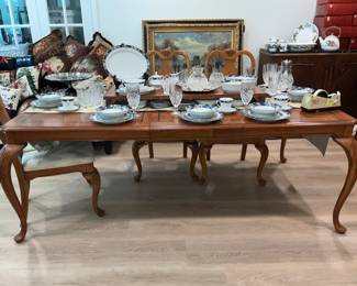 Beautiful dining room table. Seats 4 or 8