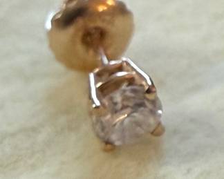 Solitaire diamond earring 14K