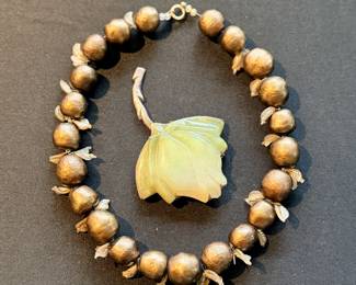 Artisanal necklace and brooch