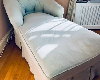 Tufted chaise lounge