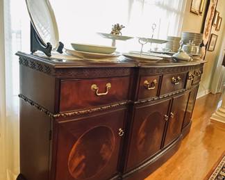 Gorgeous Vintage Server.
Solid Mahogany and Crotch Mahogany details. Brass handles.
3 top drawers and 3 lower cabinet.