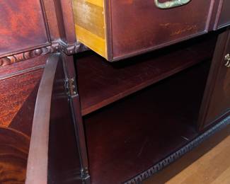 Gorgeous Vintage Server.
Solid Mahogany and Crotch Mahogany details. Brass handles.
3 top drawers and 3 lower cabinet.
