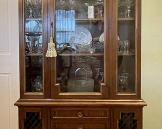 Vintage Drexel Chinoiserie Curio.
Brass finial top decor and Woven Brass cabinet door fronts.
5 lower drawers with 2 side cabinets.