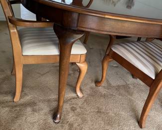 Thomasville Cabriole leg dining table with four chairs & one leave