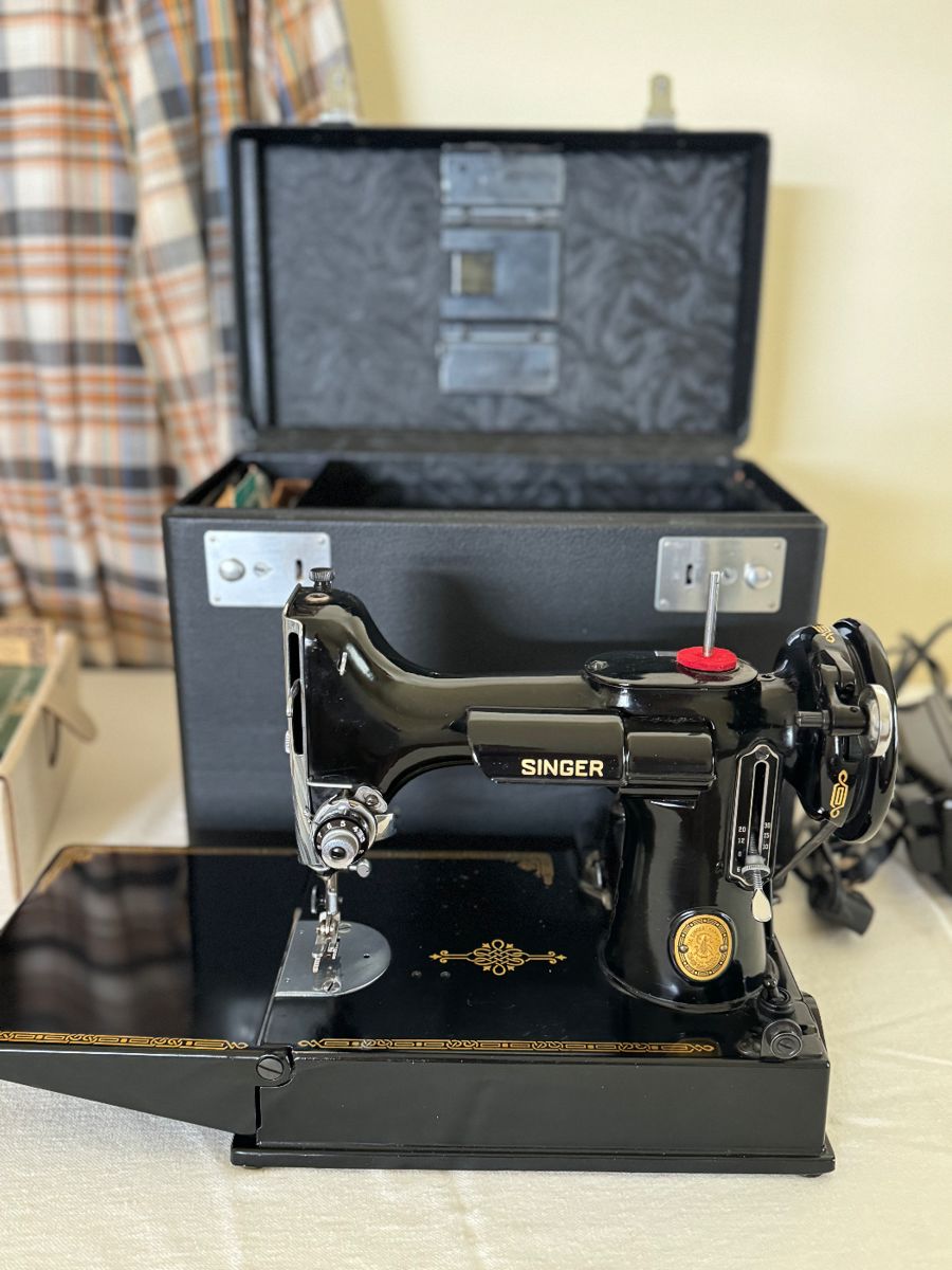 Singer featherweight sewing machine 