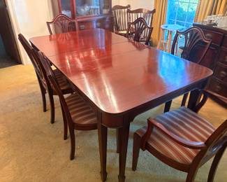 Stunning mahogany dining room table with leaf