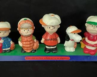 Vintage Peanuts Snoopy Charlie Brown Baseball Team Statue