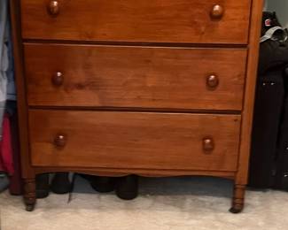 Maple 4 drawer chest.