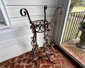 Metal stand for planter