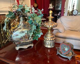 Assorted decorator items.