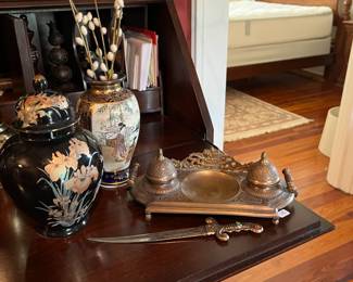 Assorted decor.